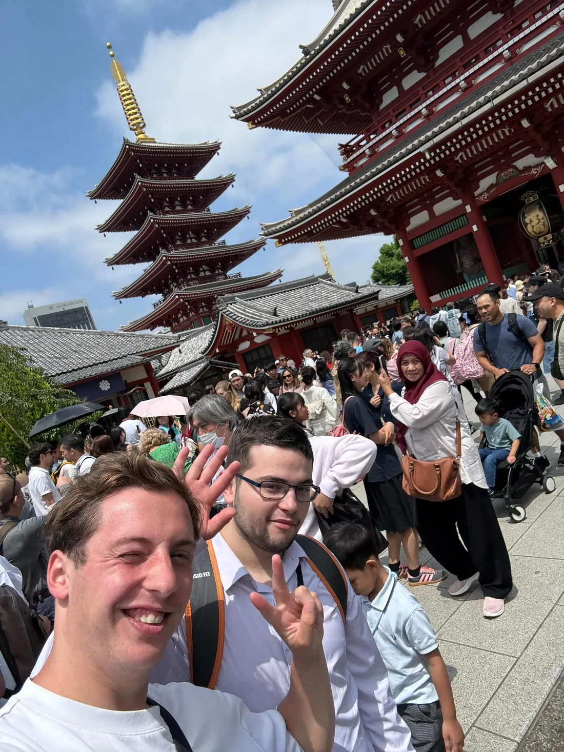 Jérémy et ses voyageurs devant le Sensō-ji, à Asakusa