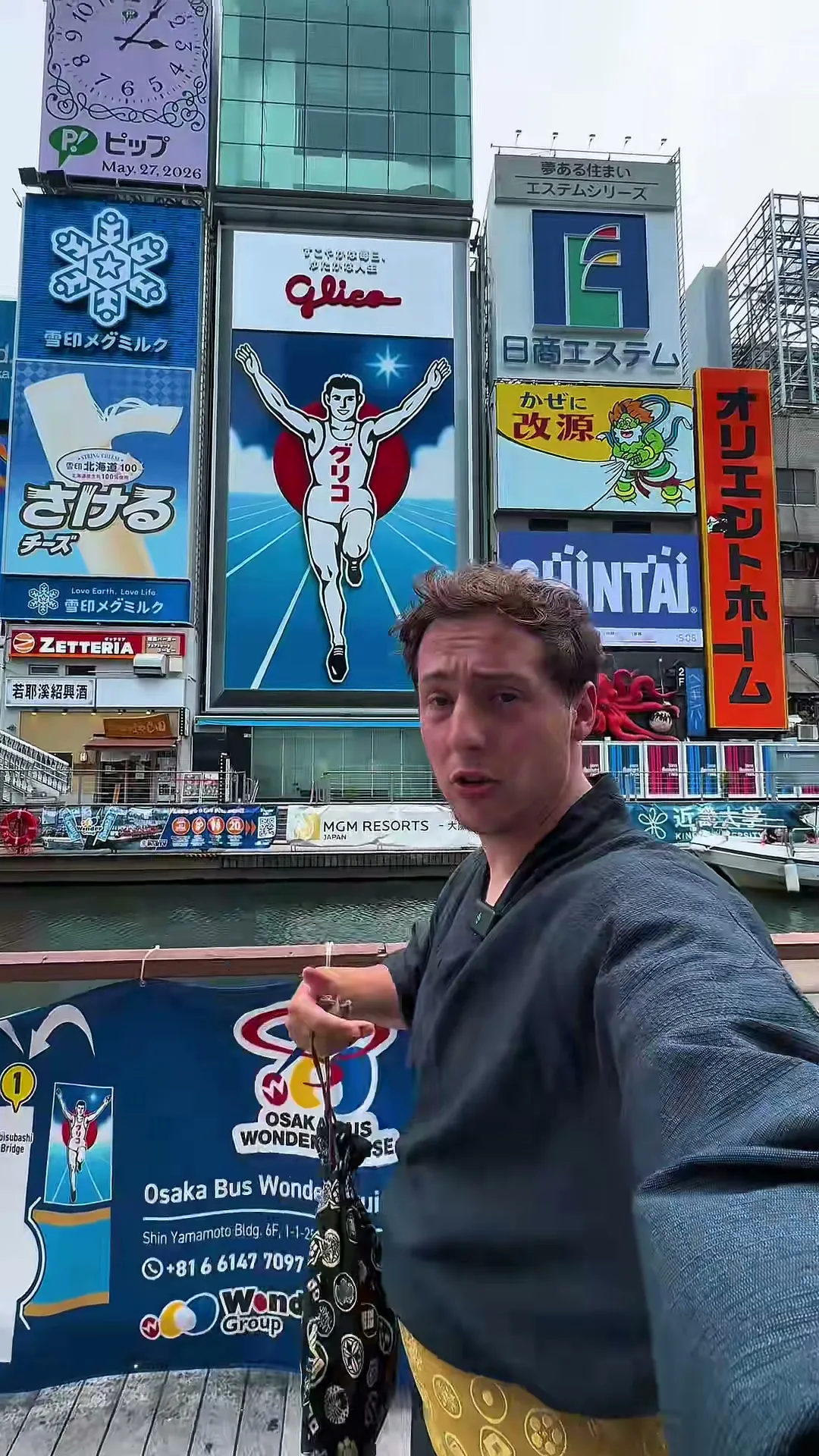 Jérémy en yukata sur le pont de Dotonbori