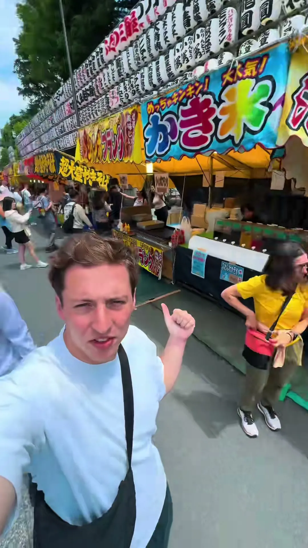 Jérémy au milieu des stands d’un festival