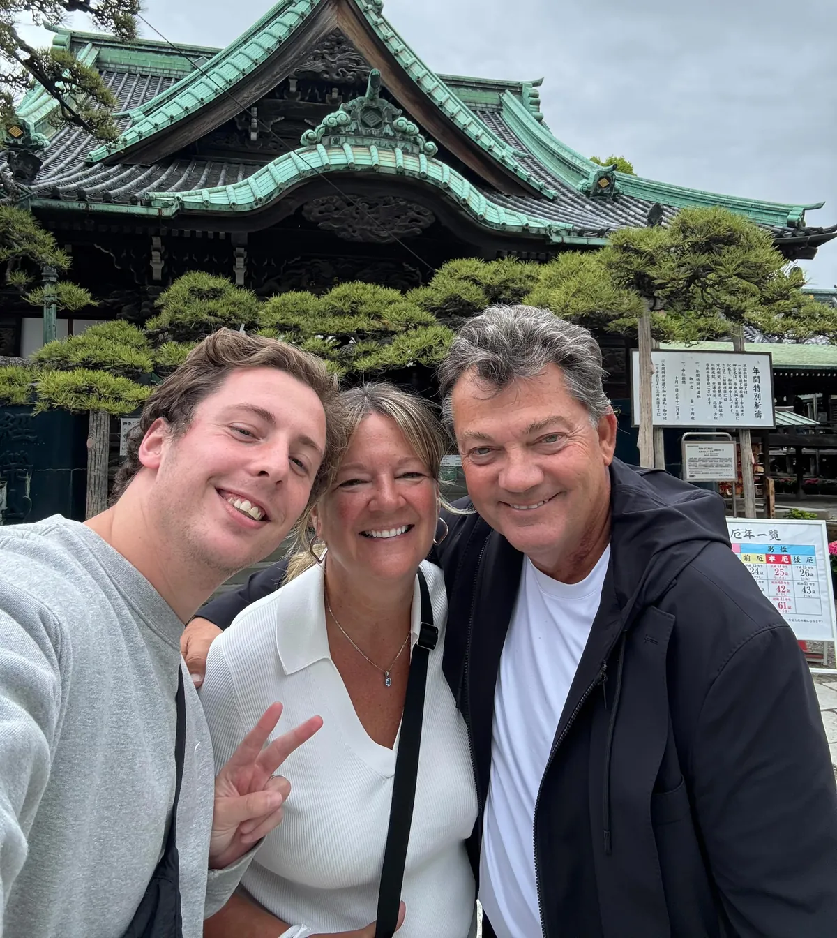 Jérémy et deux de ses voyageurs pendant une visite de temple