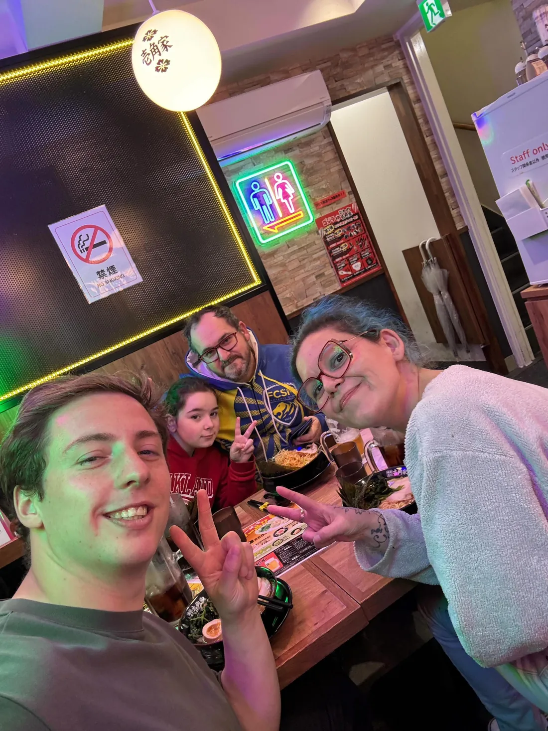 Jérémy et ses voyageurs attablés dans un izakaya