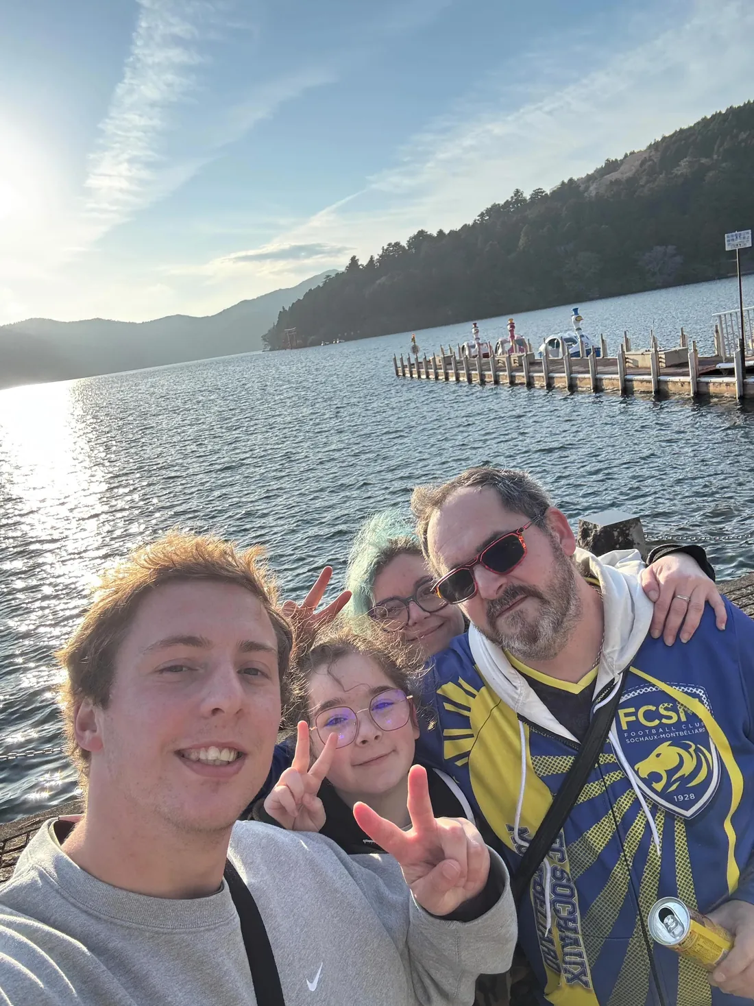 Jérémy et ses voyageurs au bord d’un lac