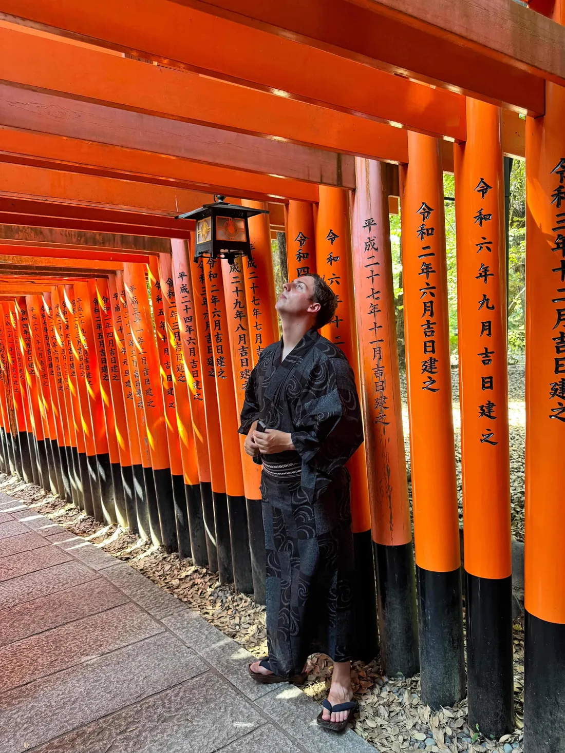 Jérémy en yukata sous les torii de Fushimi Inari
